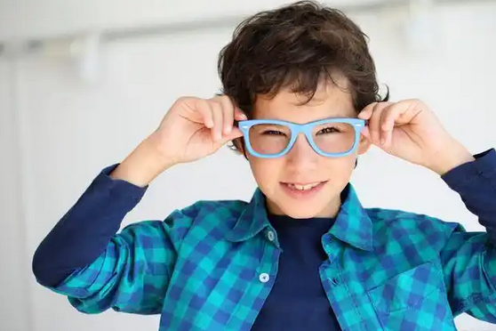 孩子近视戴眼镜好还是不戴好?